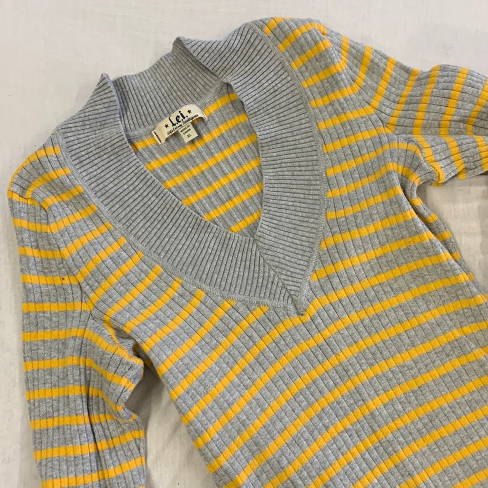 L.E.I. Sweater juniors XL